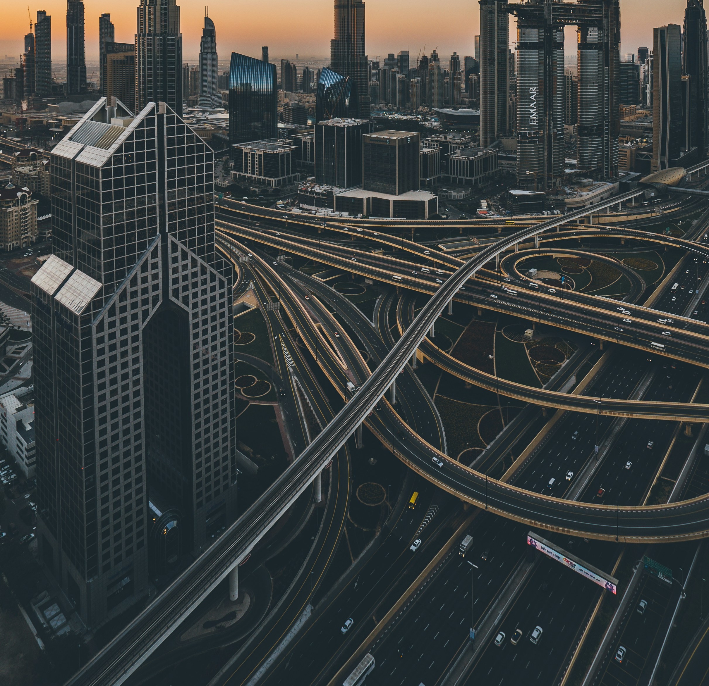 Vue d'un réseau autoroutier complexe dans une ville moderne, illustrant la nécessité d'optimiser les flux de travail.